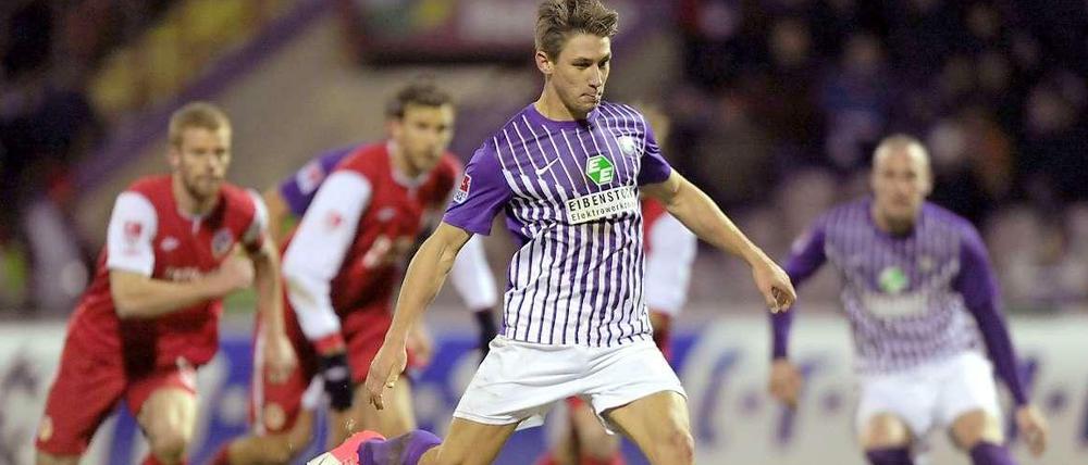 Sylverstr-Knaller in der Vorweihnachtszeit: Aues Jakub Sylvestr (vorn) trifft per Elfmeter zum 1:0 gegen Energie Cottbus