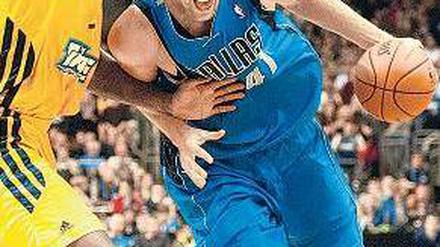 Andenken an Berlin. Seit dem Test gegen Alba im Oktober fehlt Dirk Nowitzki Dallas wegen einer Knieverletzung. Foto: dpa