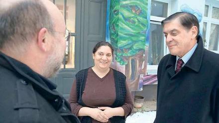 Im Blickpunkt. Das Wohnprojekt stößt auf großes Interesse. Hier ist der Vorsitzende des Zentralrats der Sinti und Roma, Romani Rose (rechts), zu Besuch.
