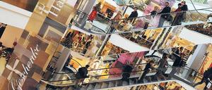 Brummendes Weihnachtsgeschäft. Smartphones, Tablets, Flachbildschirme und andere technische Geräte sind der Renner in Kaufhäusern, Geschäften und Onlineshops. Dass sie nicht sehr lange in Benutzung sind, hat einen ganz speziellen Grund. Foto: dpa