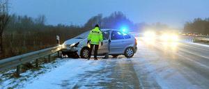 Bei eisigen Temperaturen, viel Schnee und glatten Fahrbahnen kam es am Sonntag zu zahlreichen Unfällenn. 