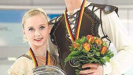 Früh übt sich. Die erst 14-jährige Annabelle Prölß gewinnt mit Ruben Blommaert den Paarlauftitel. Foto: dpa