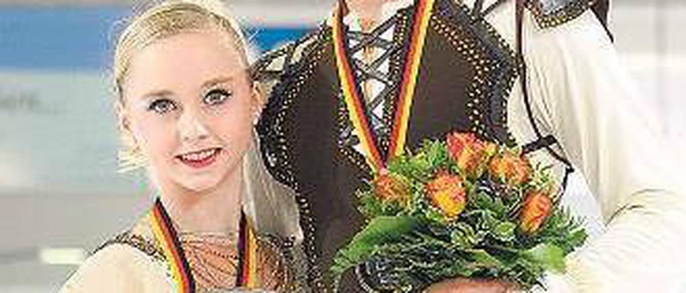 Früh übt sich. Die erst 14-jährige Annabelle Prölß gewinnt mit Ruben Blommaert den Paarlauftitel. Foto: dpa