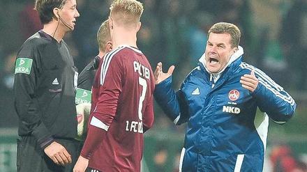Emsig und eifrig. Dieter Hecking gilt als harter Arbeiter, kann aber schon mal laut werden, wenn es nicht läuft wie gewünscht.Foto: Nordphoto