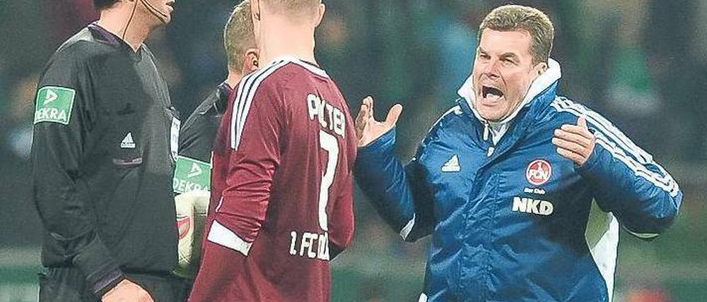 Emsig und eifrig. Dieter Hecking gilt als harter Arbeiter, kann aber schon mal laut werden, wenn es nicht läuft wie gewünscht.Foto: Nordphoto