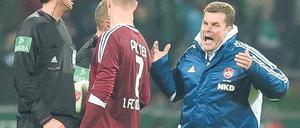 Emsig und eifrig. Dieter Hecking gilt als harter Arbeiter, kann aber schon mal laut werden, wenn es nicht läuft wie gewünscht.Foto: Nordphoto