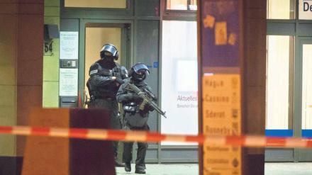 Großeinsatz. Beamte eines Spezialeinsatzkommandos der Berliner Polizei sichern den Tatort an einer stark befahrenen Kreuzung weiträumig. Foto: Steffen Tzscheuschner (ABIX)