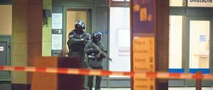 Großeinsatz. Beamte eines Spezialeinsatzkommandos der Berliner Polizei sichern den Tatort an einer stark befahrenen Kreuzung weiträumig. Foto: Steffen Tzscheuschner (ABIX)