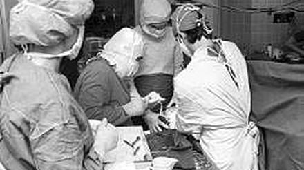 Im Operationssaal einer DDR-Klinik.