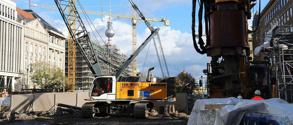 Schweres Gerät: Baumaschinen wühlen sich durchs Erdreich. Es quietscht und knirscht, es stinkt – und alles für eine U-Bahn.