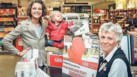 Ab jetzt Familienkasse. Caroline Rosales war erfolgreich mit einer Petition gegen die sogenannte Quengelware. Jetzt gibt es ein extra Warenband. Foto: dpa/Julija Goyd