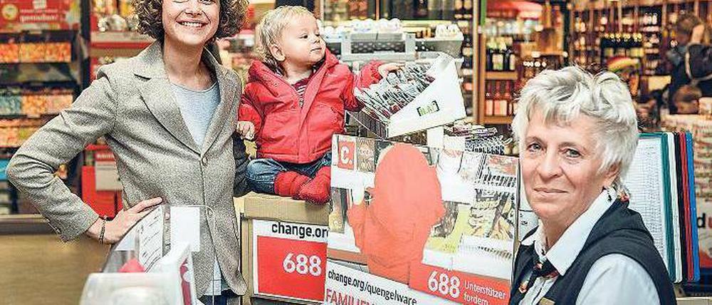 Ab jetzt Familienkasse. Caroline Rosales war erfolgreich mit einer Petition gegen die sogenannte Quengelware. Jetzt gibt es ein extra Warenband. Foto: dpa/Julija Goyd