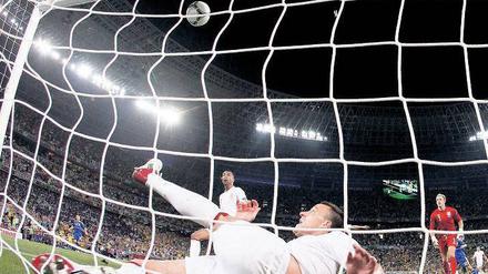 Knick in der Optik. Bei der Fußball-EM klärte der Engländer John Terry einen Schuss der Ukrainer erst hinter der Torlinie. Schiedsrichter Viktor Kassai sah es nicht. Foto: dapd