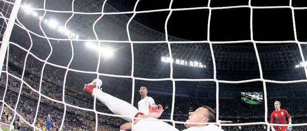 Knick in der Optik. Bei der Fußball-EM klärte der Engländer John Terry einen Schuss der Ukrainer erst hinter der Torlinie. Schiedsrichter Viktor Kassai sah es nicht. Foto: dapd