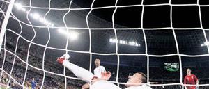 Knick in der Optik. Bei der Fußball-EM klärte der Engländer John Terry einen Schuss der Ukrainer erst hinter der Torlinie. Schiedsrichter Viktor Kassai sah es nicht. Foto: dapd