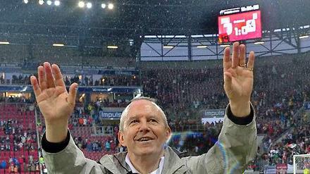 Hat seine Hände beim FC Augsburg im Spiel: Präsident Walther Seinsch.
