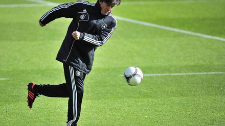 Joachim Löw, der der deutschen Mannschaft seit seinem Amtsantritt nach der WM 2006 Spielkultur beigebracht hat, sieht sich inzwischen offener Kritik ausgesetzt. Was nutzt alles Schönspielen, wenn am Ende immer die Anderen gewinnen?
