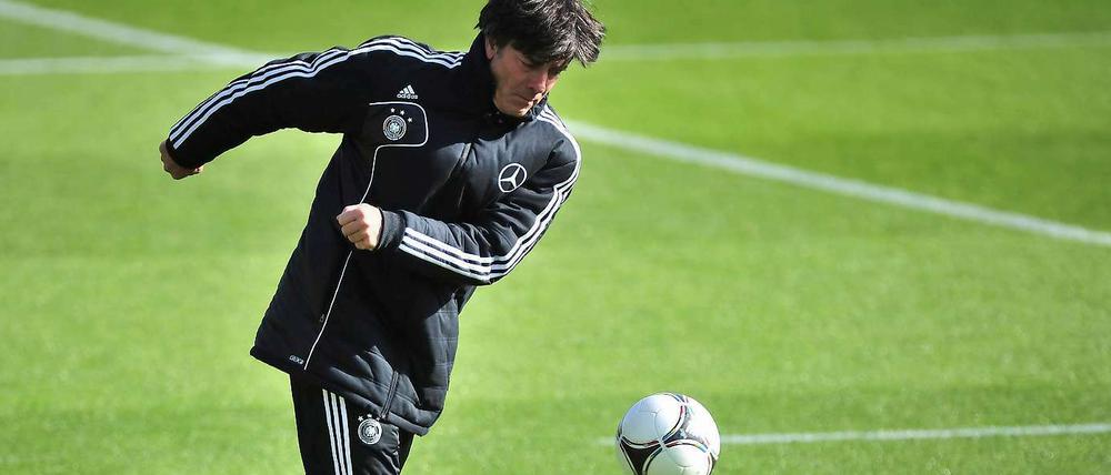 Joachim Löw, der der deutschen Mannschaft seit seinem Amtsantritt nach der WM 2006 Spielkultur beigebracht hat, sieht sich inzwischen offener Kritik ausgesetzt. Was nutzt alles Schönspielen, wenn am Ende immer die Anderen gewinnen?