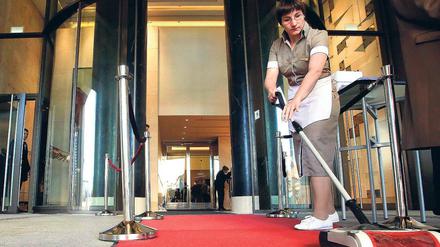 Voller Einsatz. Kurz vor seiner Eröffnung am 3. Januar lädt das Fünf-Sterne-Hotel im Charlottenburger Zoofenster-Turm zu Führungen ein. 