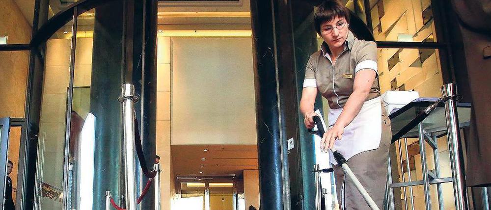 Voller Einsatz. Kurz vor seiner Eröffnung am 3. Januar lädt das Fünf-Sterne-Hotel im Charlottenburger Zoofenster-Turm zu Führungen ein. 