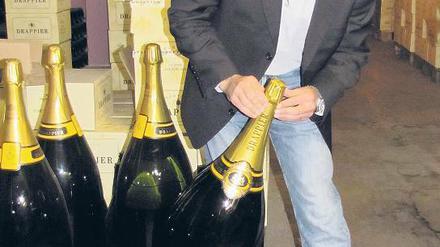 Groß, größer, Melchisedech. Michel Drappier wuchtet eine 30-Liter-Schampusflasche.