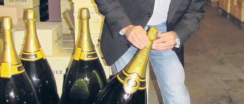 Groß, größer, Melchisedech. Michel Drappier wuchtet eine 30-Liter-Schampusflasche.