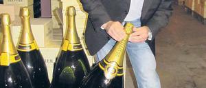 Groß, größer, Melchisedech. Michel Drappier wuchtet eine 30-Liter-Schampusflasche.