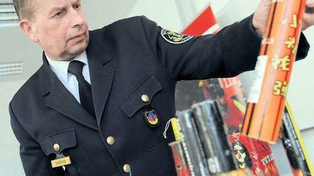 Abstand halten. Feuerwehrchef Wilfried Gräfling warnt vor den sogenannten Pollenböllern. Wer illegale Kracher zündet, gefährdet nicht nur sich selbst und andere, sondern begeht auch eine Straftat. Foto: dpa/Britta Pedersen