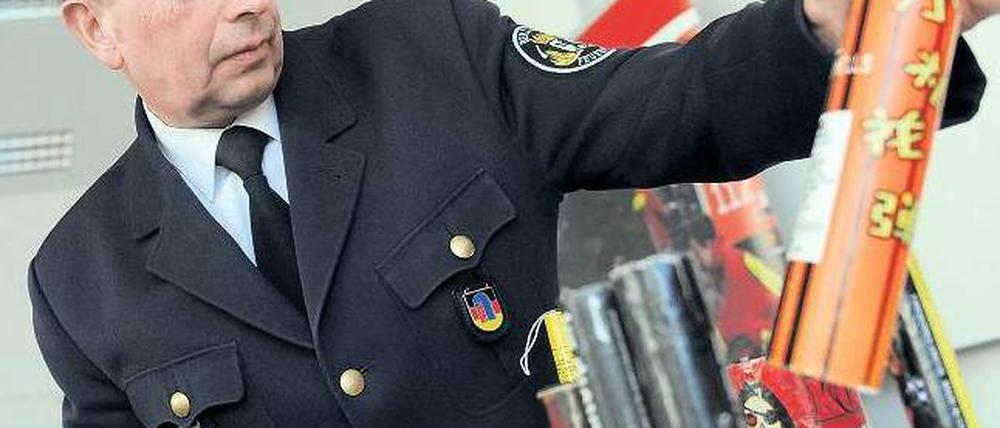 Abstand halten. Feuerwehrchef Wilfried Gräfling warnt vor den sogenannten Pollenböllern. Wer illegale Kracher zündet, gefährdet nicht nur sich selbst und andere, sondern begeht auch eine Straftat. Foto: dpa/Britta Pedersen