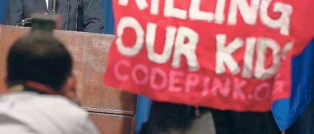 Protest. Eine Aktivistin der Friedensinitiative „Code Pink“ verschafft sich Aufmerksamkeit bei der Ansprache von Wayne LaPierre von der „National Rifle Association“. Foto: AFP