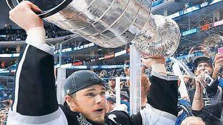 Für Kapitän Dustin Brown und die Los Angeles Kings war der Gewinn des Stanley-Cups eine Premiere. Der NHL-Klub aus Kalifornien gewann die wichtigste Trophäe im Eishockey zum ersten Mal. Die Titelverteidigung steht allerdings in den Sternen, derzeit ruht der Spielbetrieb in der Liga wegen eines Tarifstreits.