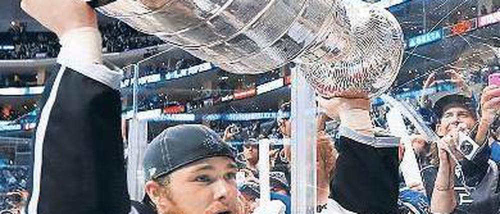 Für Kapitän Dustin Brown und die Los Angeles Kings war der Gewinn des Stanley-Cups eine Premiere. Der NHL-Klub aus Kalifornien gewann die wichtigste Trophäe im Eishockey zum ersten Mal. Die Titelverteidigung steht allerdings in den Sternen, derzeit ruht der Spielbetrieb in der Liga wegen eines Tarifstreits.