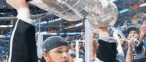 Für Kapitän Dustin Brown und die Los Angeles Kings war der Gewinn des Stanley-Cups eine Premiere. Der NHL-Klub aus Kalifornien gewann die wichtigste Trophäe im Eishockey zum ersten Mal. Die Titelverteidigung steht allerdings in den Sternen, derzeit ruht der Spielbetrieb in der Liga wegen eines Tarifstreits.