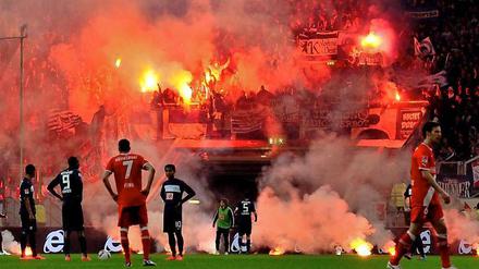 Es half nichts. Hertha stieg nach verlorener Relegation gegen Fortuna Düsseldorf in die Zweite Liga ab. Dabei brannten nicht nur einigen Spielern die Sicherungen durch. Nach dem Skandalspiel von Düsseldorf, bei dem Berliner Fans Pyrotechnik abfackelten und Fortuna-Anhänger das Spielfeld gestürmt hatten, bemühte Hertha die Sportgerichtsbarkeit und machte sich damit wenig Freunde.