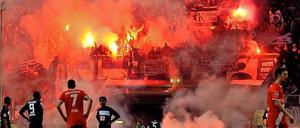 Es half nichts. Hertha stieg nach verlorener Relegation gegen Fortuna Düsseldorf in die Zweite Liga ab. Dabei brannten nicht nur einigen Spielern die Sicherungen durch. Nach dem Skandalspiel von Düsseldorf, bei dem Berliner Fans Pyrotechnik abfackelten und Fortuna-Anhänger das Spielfeld gestürmt hatten, bemühte Hertha die Sportgerichtsbarkeit und machte sich damit wenig Freunde.