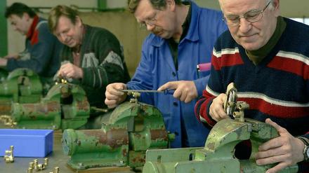 Für 2013 sind die meisten Branchen pessimistisch. Nur der Maschinenbau und die Autoindustrie sind zuversichtlich.
