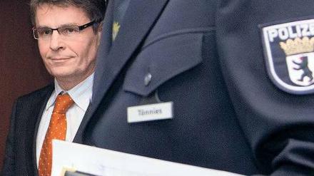 Noch mal gut gegangen. Der neue Polizeipräsident Klaus Kandt zog nach den beiden Großeinsätzen eine positive Bilanz. Foto: dpa