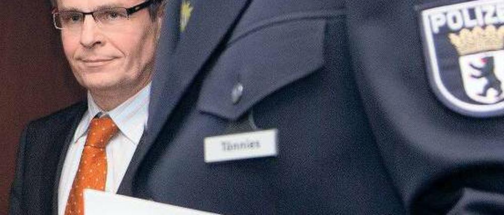 Noch mal gut gegangen. Der neue Polizeipräsident Klaus Kandt zog nach den beiden Großeinsätzen eine positive Bilanz. Foto: dpa