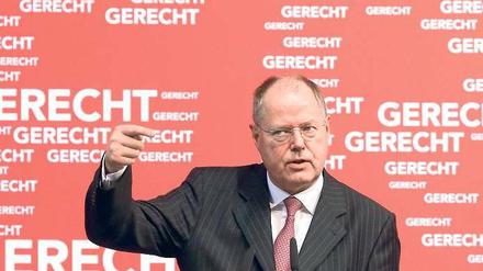 Ist denn das gerecht? Da vergleicht sich einer mit einem Sparkassendirektor – und wieder fallen fast alle über ihn her. Die amtierende Kanzlerin Angela Merkel ließ Peer Steinbrück ausrichten, dass sie mit ihrem Gehalt zufrieden sei. 