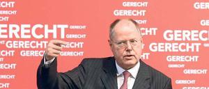 Ist denn das gerecht? Da vergleicht sich einer mit einem Sparkassendirektor – und wieder fallen fast alle über ihn her. Die amtierende Kanzlerin Angela Merkel ließ Peer Steinbrück ausrichten, dass sie mit ihrem Gehalt zufrieden sei. 