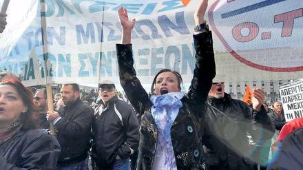 Das läuft etwas schief. Die armen Griechen werden immer ärmer und protestieren gegen die Sparpolitik; die Reichen zahlen keine Steuern, weswegen der Staat noch mehr spart.