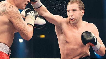 Gerade voraus. Enrico Kölling (r.) bei seinem Debüt als Profi gegen den Spanier Pablo Sosa. Zuvor boxte Kölling als Amateur bei Olympia und für den Boxring Hertha BSC.