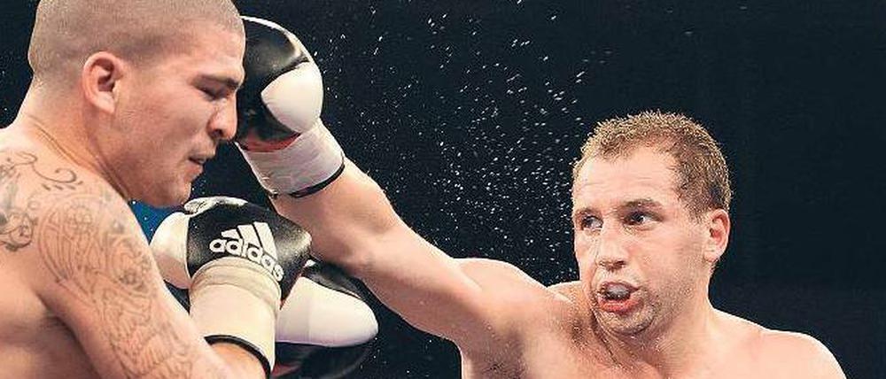 Gerade voraus. Enrico Kölling (r.) bei seinem Debüt als Profi gegen den Spanier Pablo Sosa. Zuvor boxte Kölling als Amateur bei Olympia und für den Boxring Hertha BSC. 