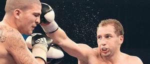 Gerade voraus. Enrico Kölling (r.) bei seinem Debüt als Profi gegen den Spanier Pablo Sosa. Zuvor boxte Kölling als Amateur bei Olympia und für den Boxring Hertha BSC.