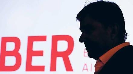 Überschattet. Aufsichtsrats- und Regierungschef Klaus Wowereit vor dem Logo des künftigen Hauptstadtflughafens. 