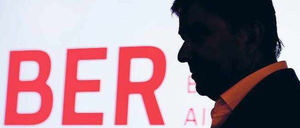Überschattet. Aufsichtsrats- und Regierungschef Klaus Wowereit vor dem Logo des künftigen Hauptstadtflughafens. 
