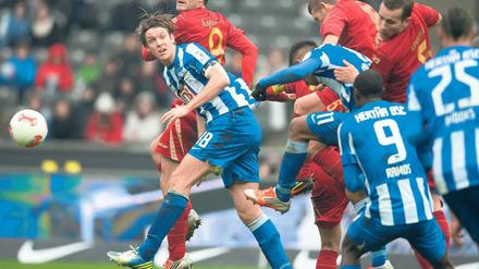 Wer hat den Ball zuletzt berührt? Der Datenscout im Stadion muss blitzschnell entscheiden und seiner Wahrnehmung trauen. Aber in der Zentrale sitzen noch zwei Mitarbeiter vor dem Fernseher, die seine Ansagen bei Bedarf korrigieren. Foto: dapd