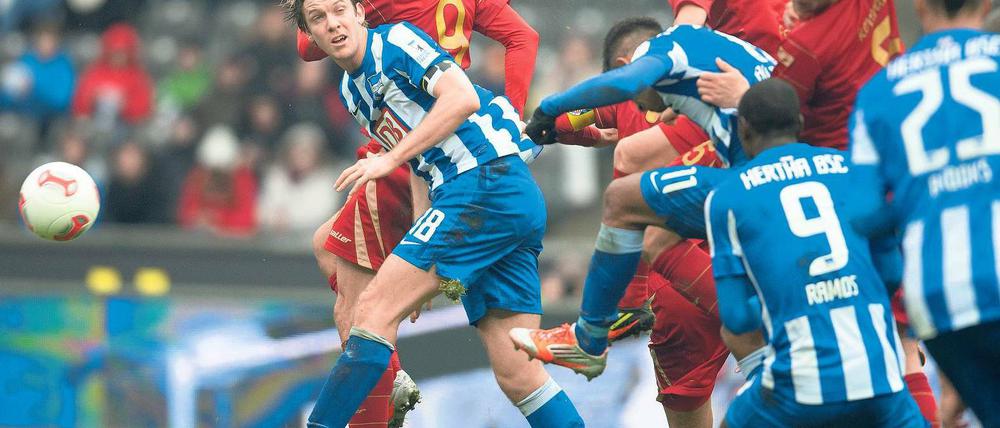 Wer hat den Ball zuletzt berührt? Der Datenscout im Stadion muss blitzschnell entscheiden und seiner Wahrnehmung trauen. Aber in der Zentrale sitzen noch zwei Mitarbeiter vor dem Fernseher, die seine Ansagen bei Bedarf korrigieren. Foto: dapd