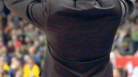 2012, ich kann dich nicht mehr sehen. Alba Berlins Trainer Sasa Obradovic wendet sich nach vier Niederlagen in den letzten vier Spielen des Jahres mit Grausen ab.