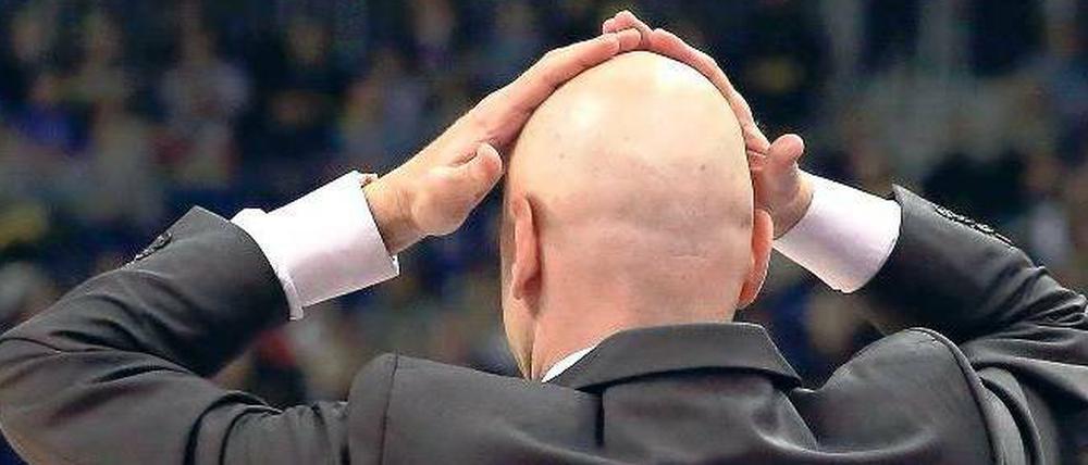 2012, ich kann dich nicht mehr sehen. Alba Berlins Trainer Sasa Obradovic wendet sich nach vier Niederlagen in den letzten vier Spielen des Jahres mit Grausen ab. 
